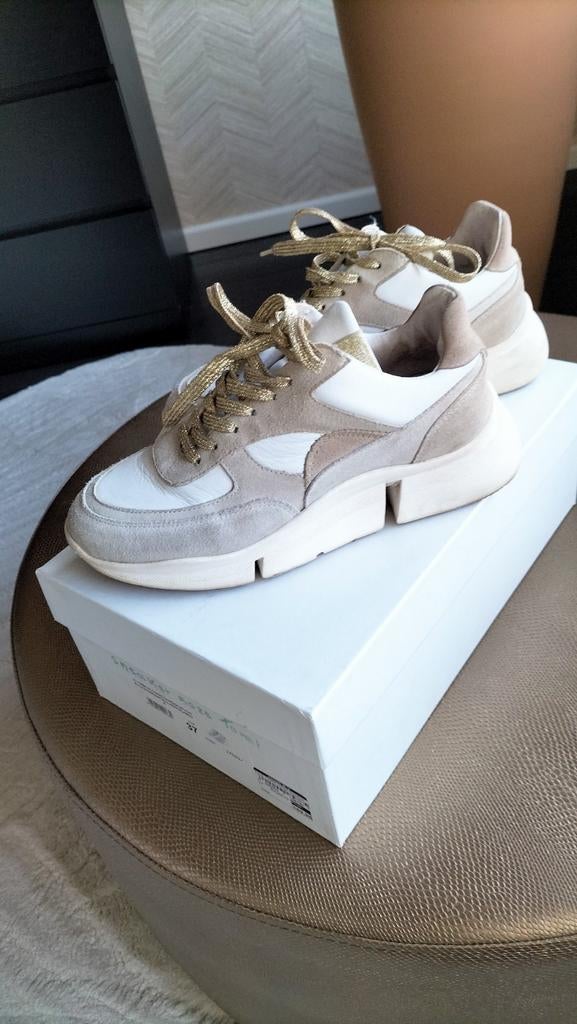 ZGAN.Mooie Sneakers KL:licht beige/Wit.Merk Toral.Mt37., Kleding | Dames, Schoenen, Ophalen of Verzenden, Zo goed als nieuw, Beige