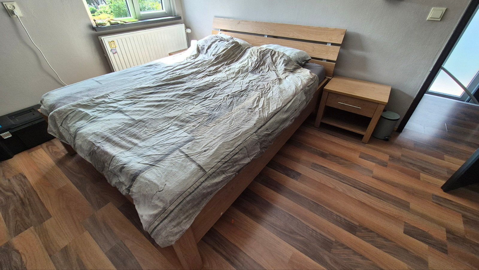 Tweepersoonsbed 160x200 cm en 1 nachtkastje - Stabiel en f, Huis en Inrichting, Ophalen, Gebruikt, Bruin, Tweepersoons