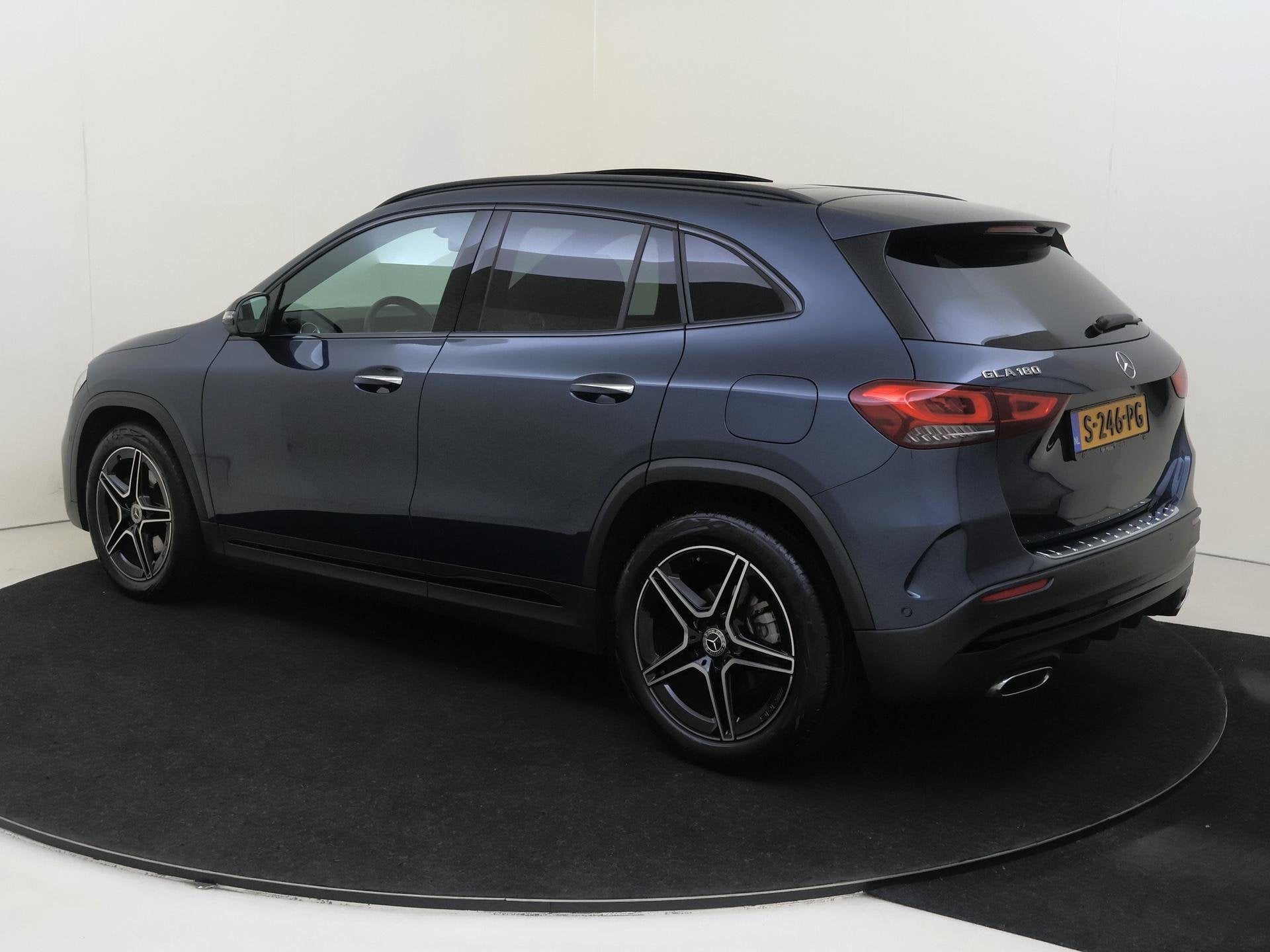 Mercedes-Benz GLA-klasse 180 Business Solution AMG, Auto's, Gebruikt, 4 cilinders, Blauw, Leder en Stof