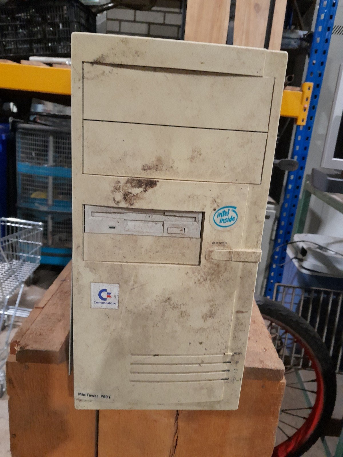 2 Vintage Desktop Computers - Philips & Commodore, Computers en Software, Onbekend, Ophalen of Verzenden, Onbekend, Philips, Commodore