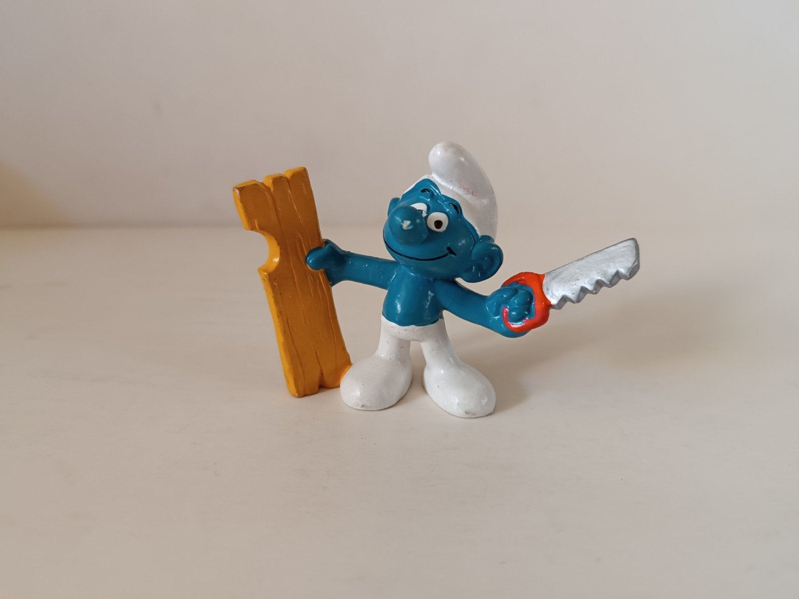 Smurf met Houtzaag -, Verzamelen, Smurfen, Ophalen of Verzenden, Gebruikt, Overige Smurfen, Poppetje, Figuurtje of Knuffel