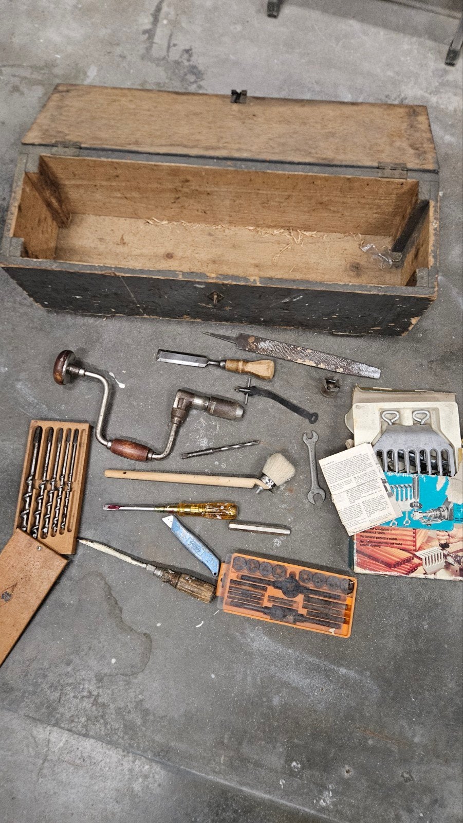 Vintage gereedschapskist met diverse handgereedschappen, Ophalen