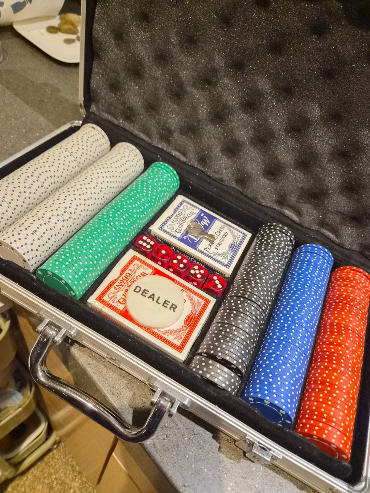 Pokerset in aluminium koffer met fiches en kaarten, Vijf spelers of meer, Ophalen, Gebruikt