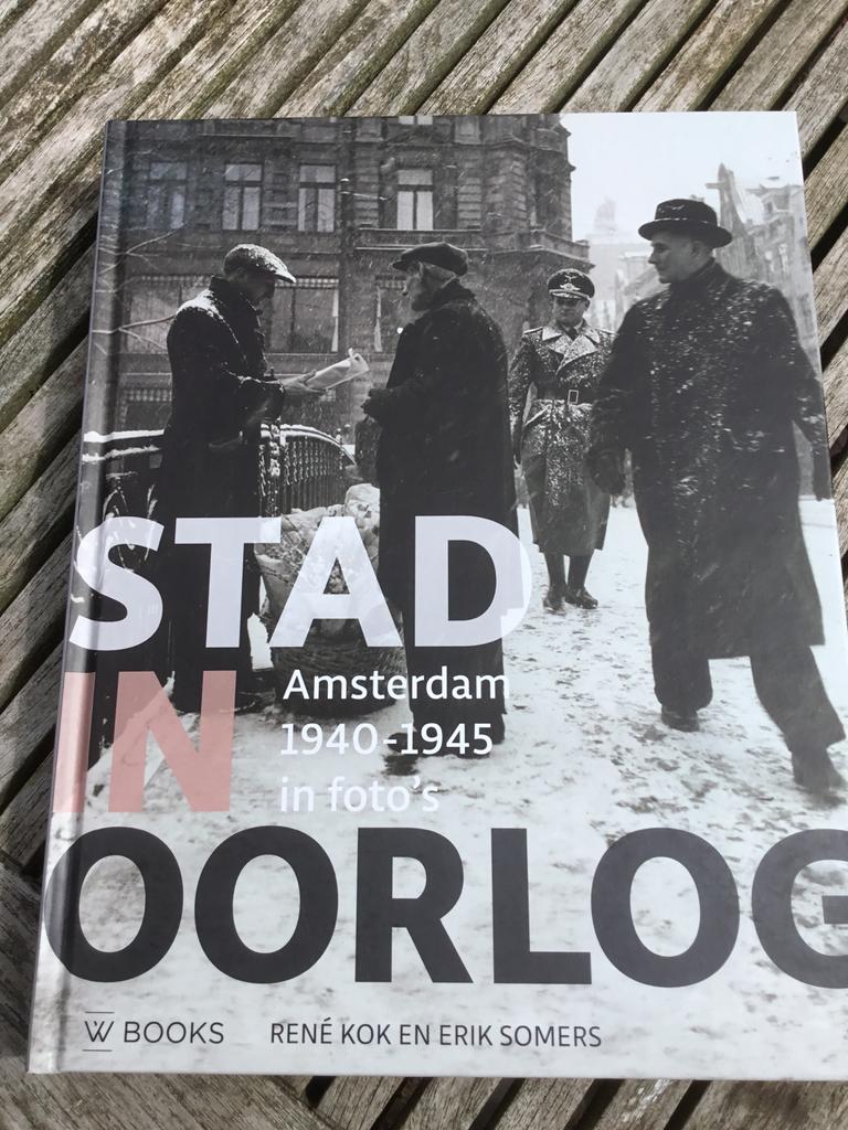 Boek Stad in Oorlog:Amsterdam in foto's 1940-1945, Boeken, Geschiedenis | Vaderland, Zo goed als nieuw, 20e eeuw of later, Ophalen of Verzenden