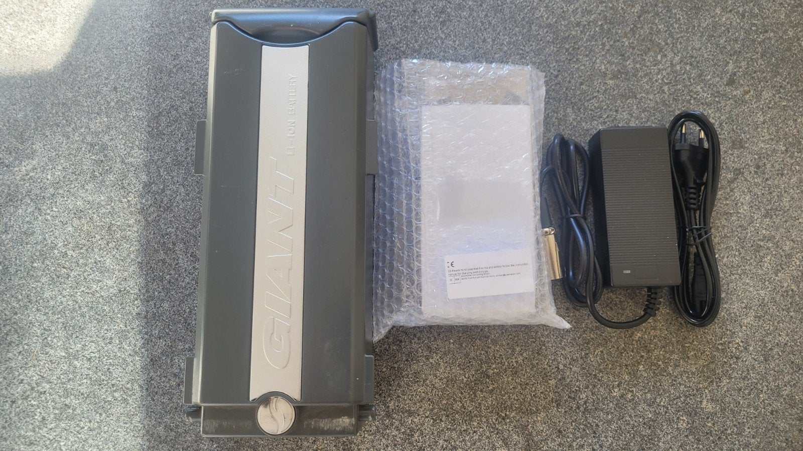 Giant Twist 26V 12Ah accu en acculader, Ophalen of Verzenden, Gebruikt