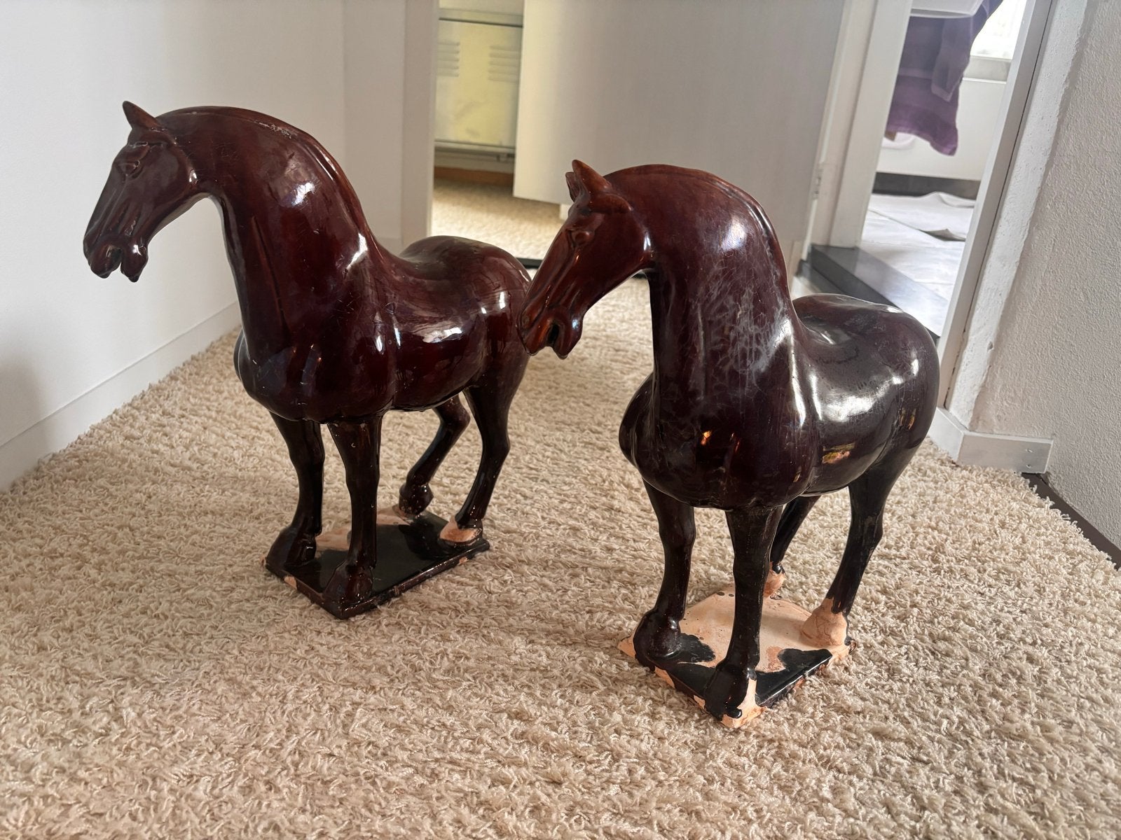 Set van 2 Chinese Tang-stijl paardenbeelden, Antiek en Kunst, Steen of Keramiek, Beeld, Bruin, Klassiek