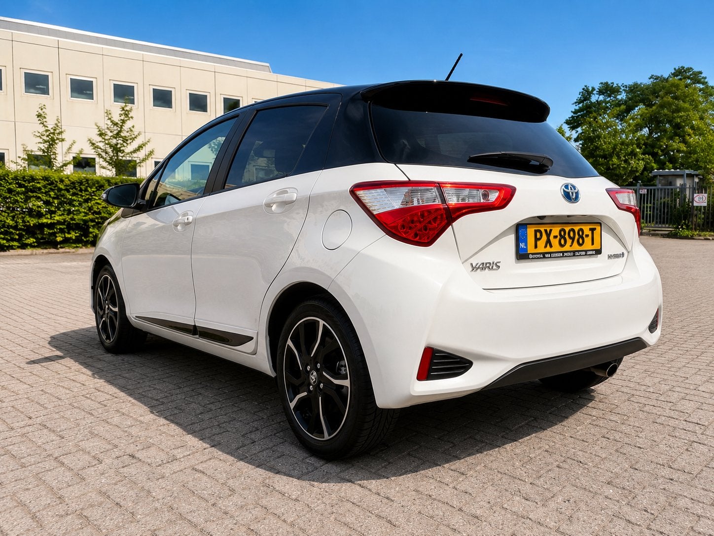 Toyota Yaris 1.5 Hybrid 100pk 5D CVT 2017 Wit, Auto's, Dealer onderhouden, Zwart, Alcantara, Origineel Nederlands