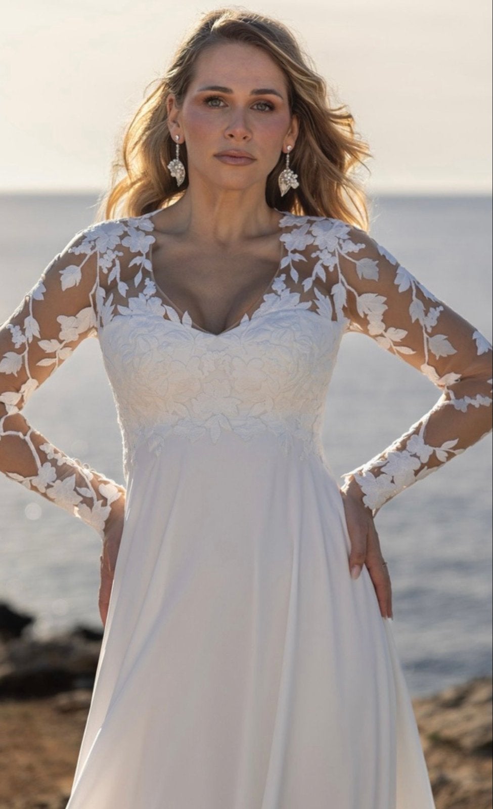 Elegante trouwjurk met kanten mouwen en sleep, Ophalen of Verzenden, Nieuw, Wit, Trouwjurk
