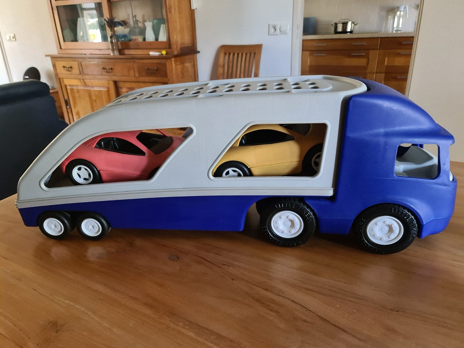 Grote speelgoed autotransporter met 2 auto's, Kinderen en Baby's, Speelgoed | Speelgoedvoertuigen, Ophalen, Zo goed als nieuw