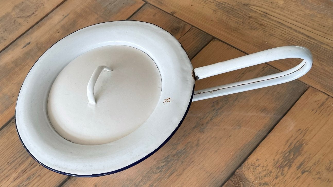 Vintage geëmailleerde bedpan met deksel met blauw randje, Ophalen of Verzenden
