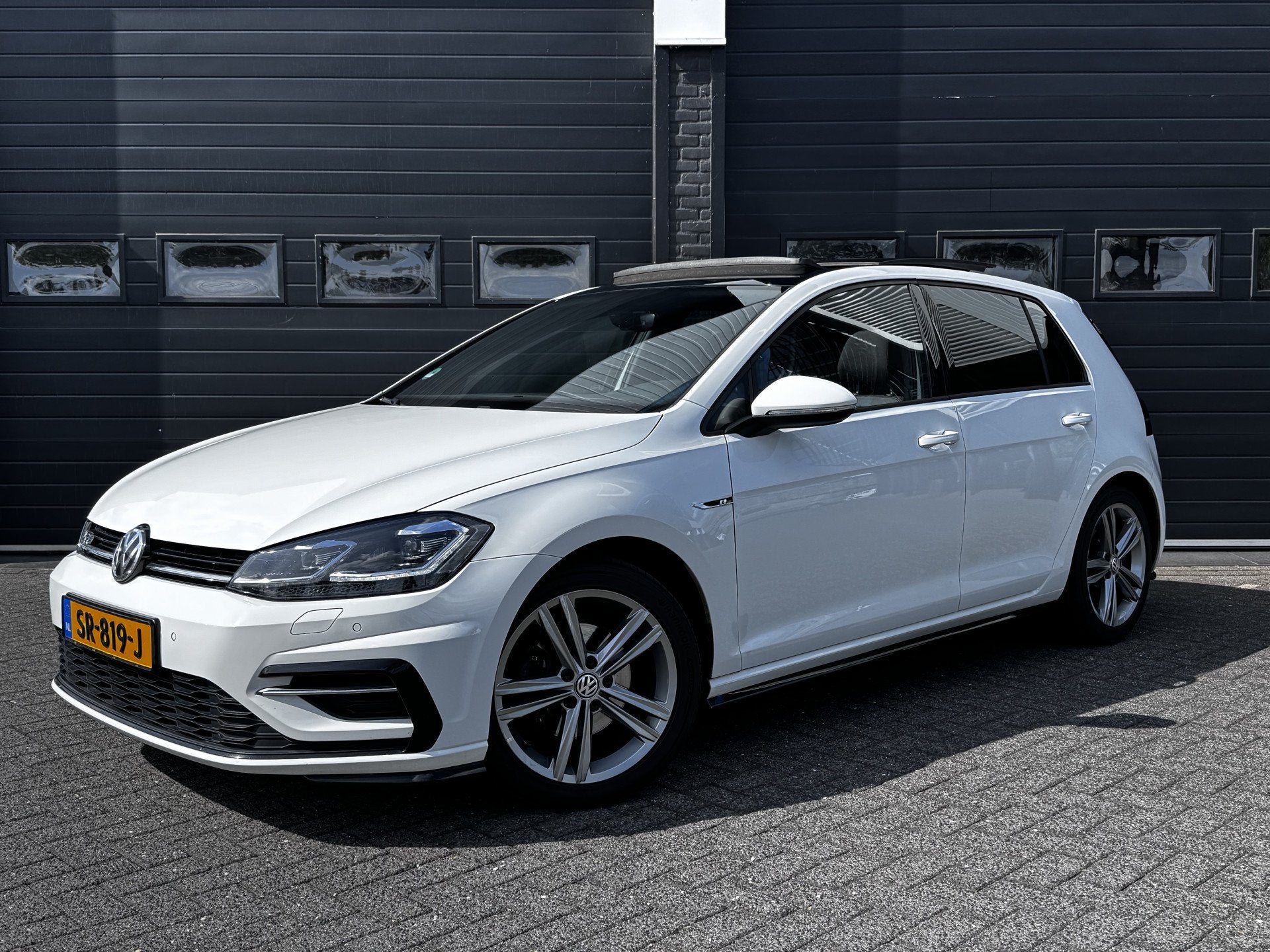 Volkswagen Golf 1.5 TSI 150PK Highline Business R-line Autom, Auto's, Euro 6, 4 cilinders, 150 pk, Wit