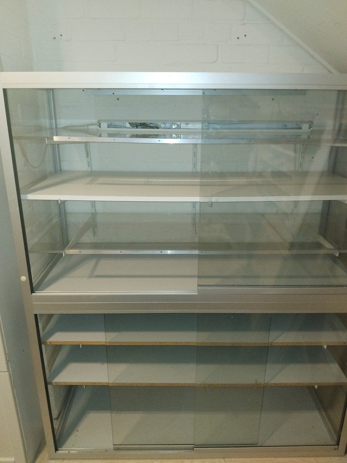 Glazen vitrinekast met schuifdeuren en planken, Ophalen, Glas, 150 tot 200 cm, 25 tot 50 cm