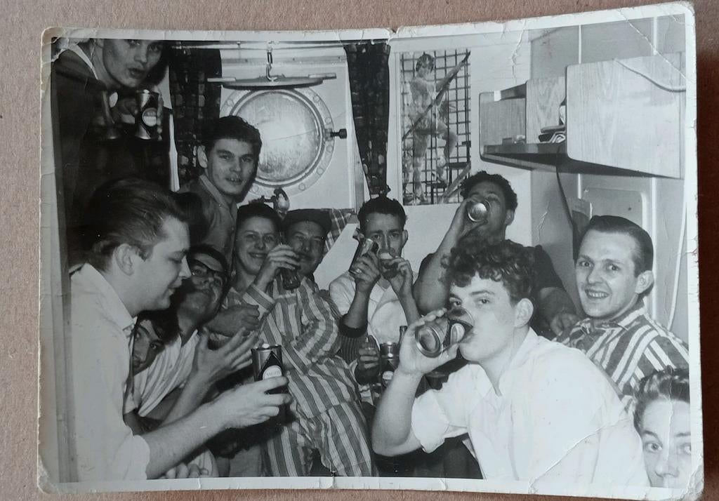 Groep drinkende mannen jaren 40-60, Ophalen of Verzenden, 1940 tot 1960