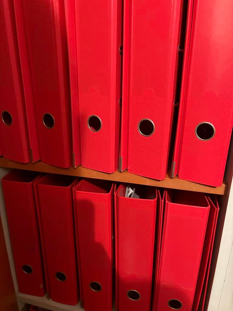 Rode ordners ca 50 stuks.  €5,00(= €0,10 / stuk), Ophalen of Verzenden, Zo goed als nieuw