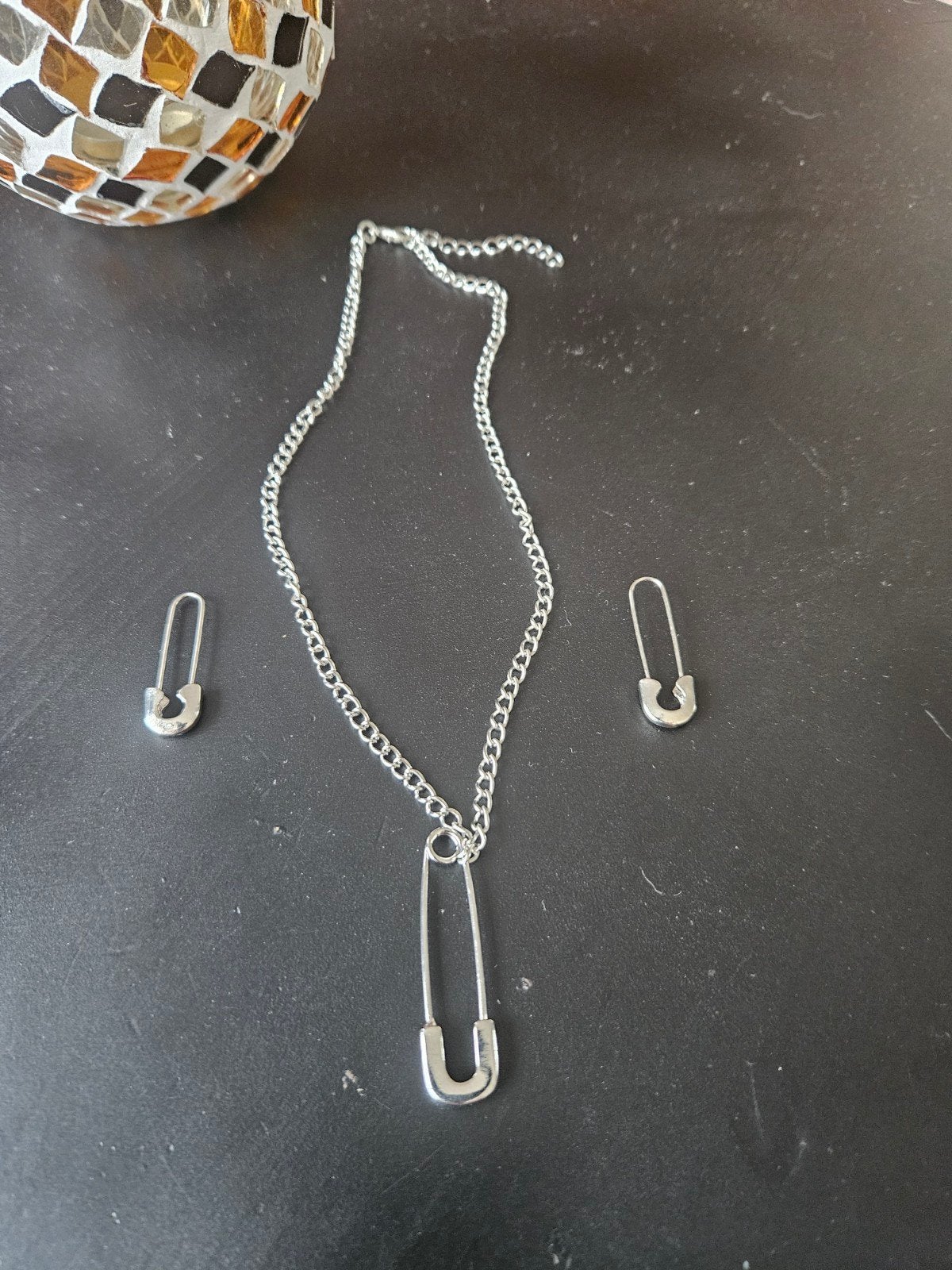 ketting en oorbellen met veiligheidsspeld, Nieuw, Ophalen of Verzenden, Zilver, Overige materialen