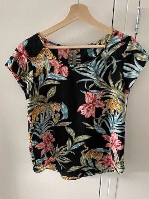 Only Top met bloemen en tijger motief - Maat 36, Kleding | Dames, Tops, Only, Meerkleurig, Ophalen of Verzenden, Zo goed als nieuw