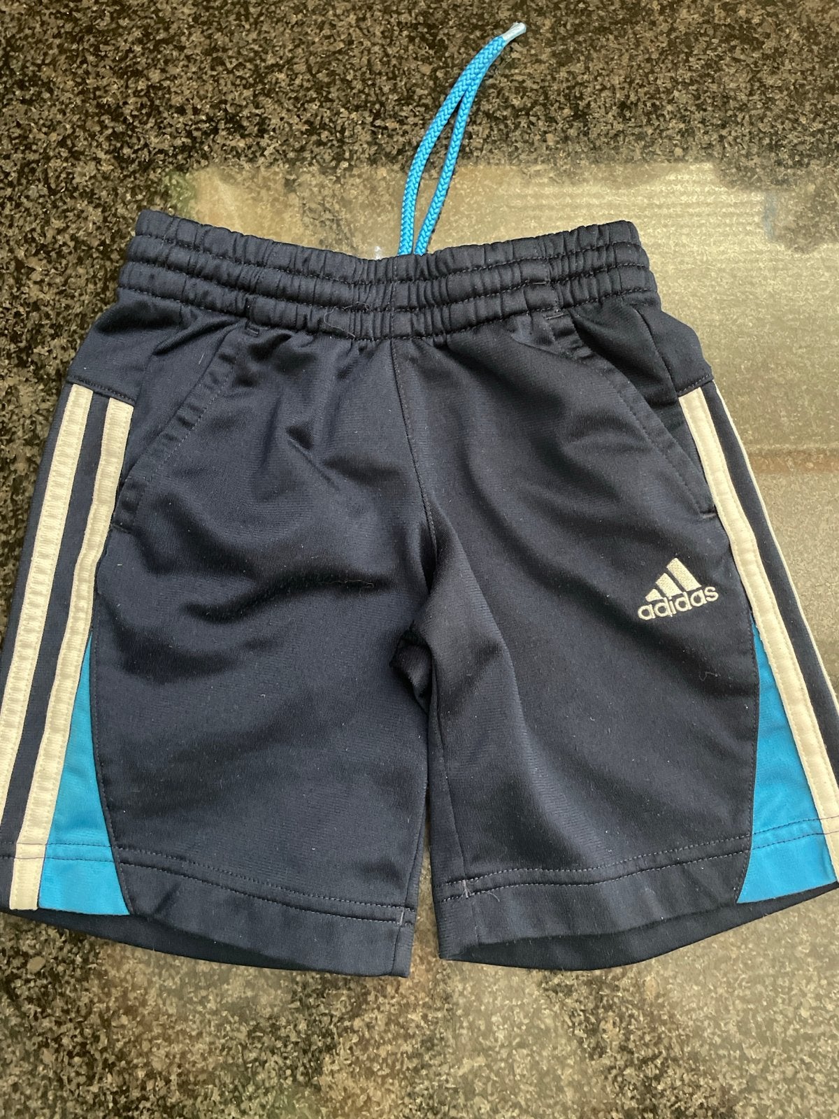 GRATIS Adidas Gymbroekje jongen maat 104 - Zo goed als nieuw, Ophalen, Zo goed als nieuw, Jongen, Sport- of Zwemkleding