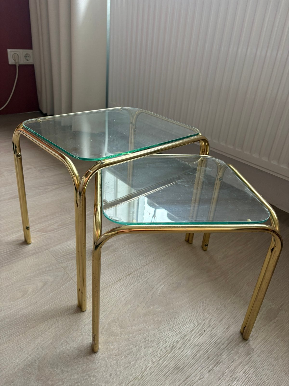 Set van 2 design tafeltjes - glasplaat, goudkleurig, Huis en Inrichting, Ophalen, Minder dan 50 cm, Zo goed als nieuw, Metaal