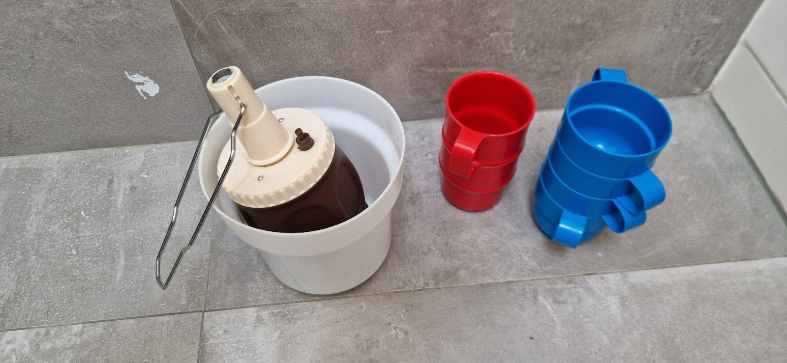 Vintage Camping Set: Lamp, Batterijhouder & Bekers, Ophalen of Verzenden, Gebruikt