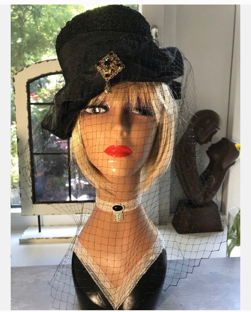 Prachtige mannequin paspophoofd met buste pruik hoed voile, Ophalen of Verzenden