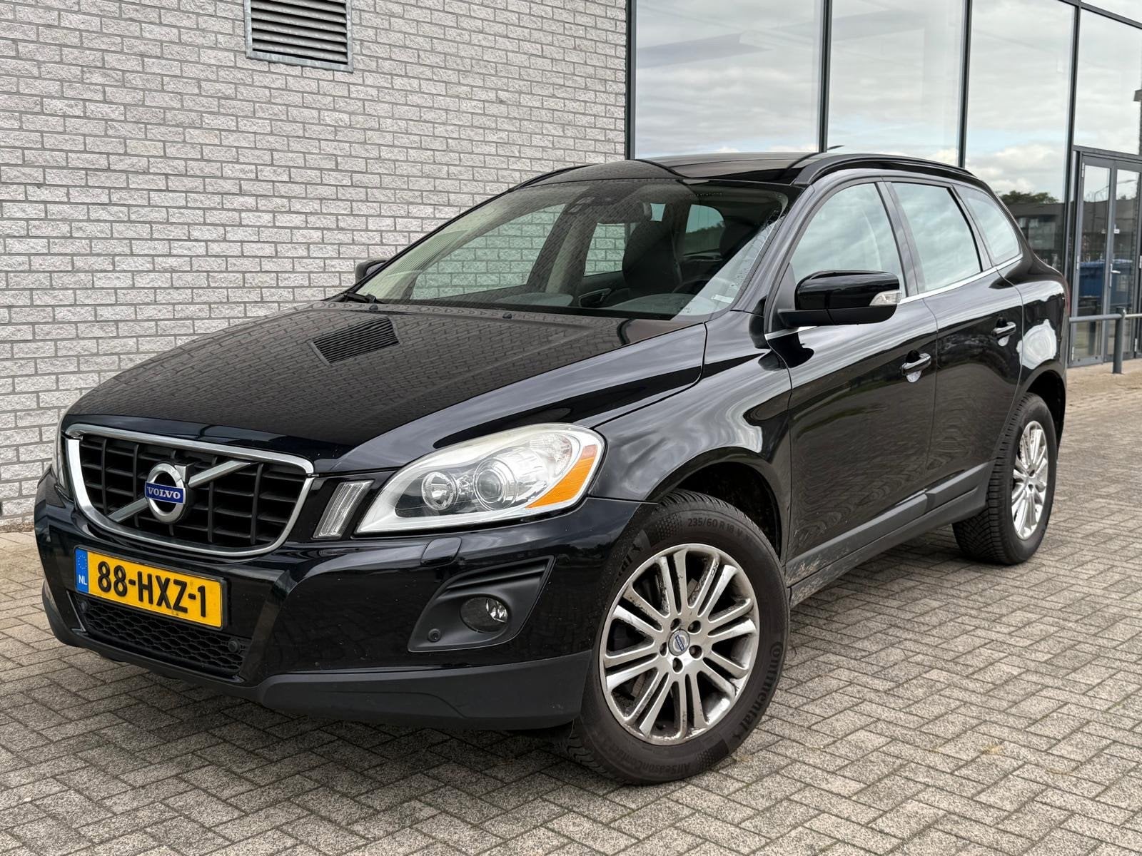 Volvo XC60 2.4 D5 AWD Momentum, Auto's, Automaat, 1716 kg, Gebruikt, 197 €/maand