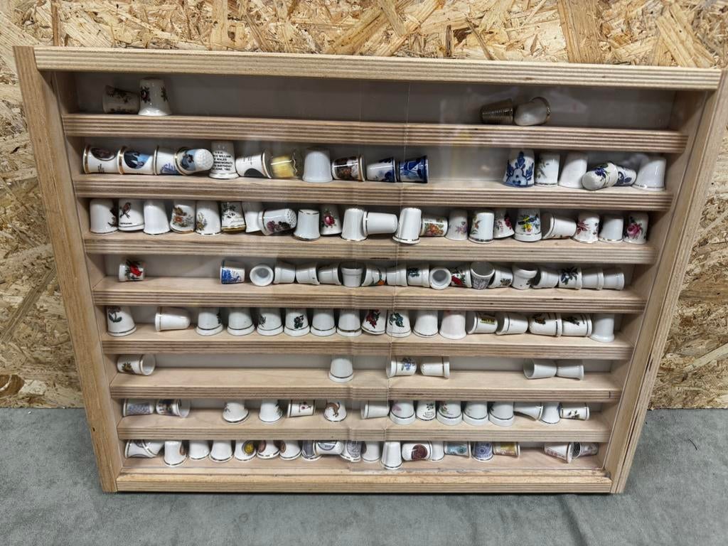 verzameling vingerhoedjes ca. 100 stuks incl. houten vitrine, Verzamelen, Vingerhoedjes, Ophalen of Verzenden, Zo goed als nieuw