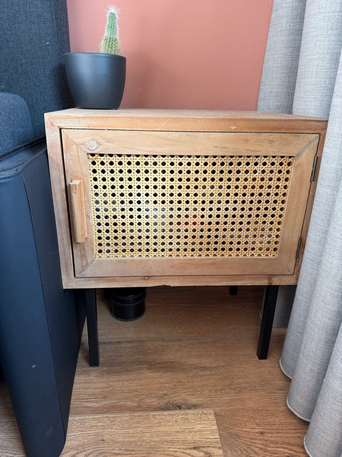 Houten nachtkastje met rotan deur, Huis en Inrichting, Ophalen, Gebruikt