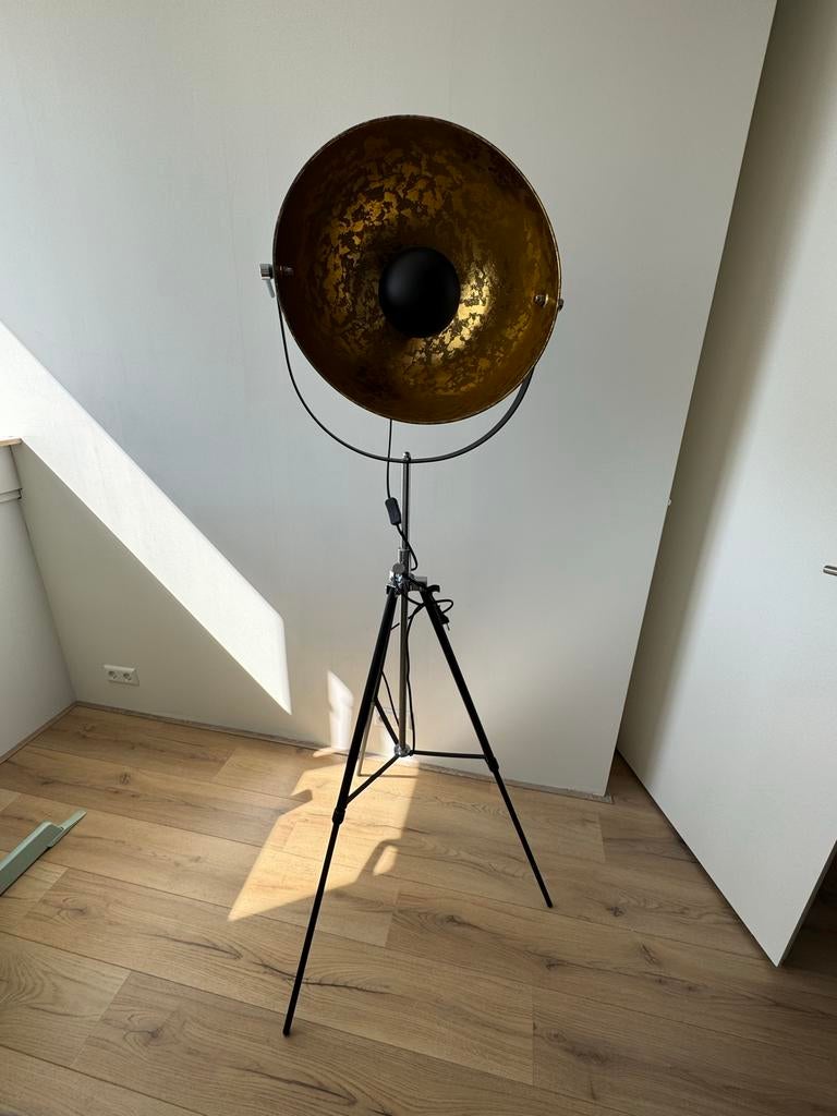 Robuuste industriële 3-poot vloerlamp met gouden binnenkant, Huis en Inrichting, Ophalen, Zo goed als nieuw, Metaal, 150 tot 200 cm
