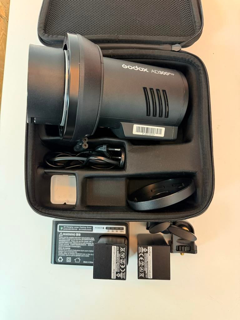 Godox AD300 Pro met Parabolische Softbox en  2 Accu's, Ophalen of Verzenden, Zo goed als nieuw