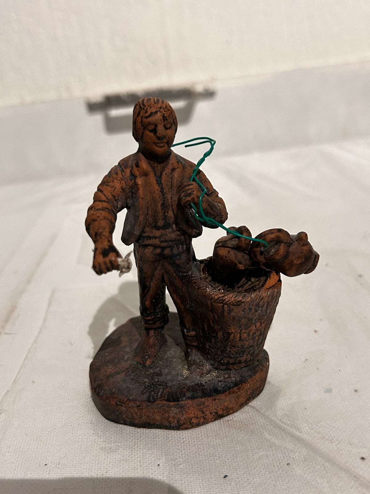 Vintage terracotta beeldje visser met mand en vis, Minder dan 20 cm, Ophalen of Verzenden, Handgemaakt, Steen of Keramiek