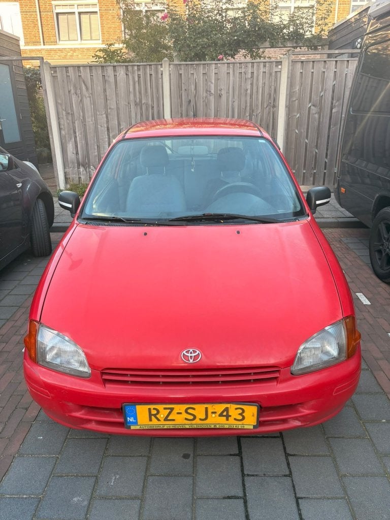 Toyota Starlet 1.3 16V 1997 Rood (Komt APK niet door), Stof, 4 cilinders, Starlet, 400 kg