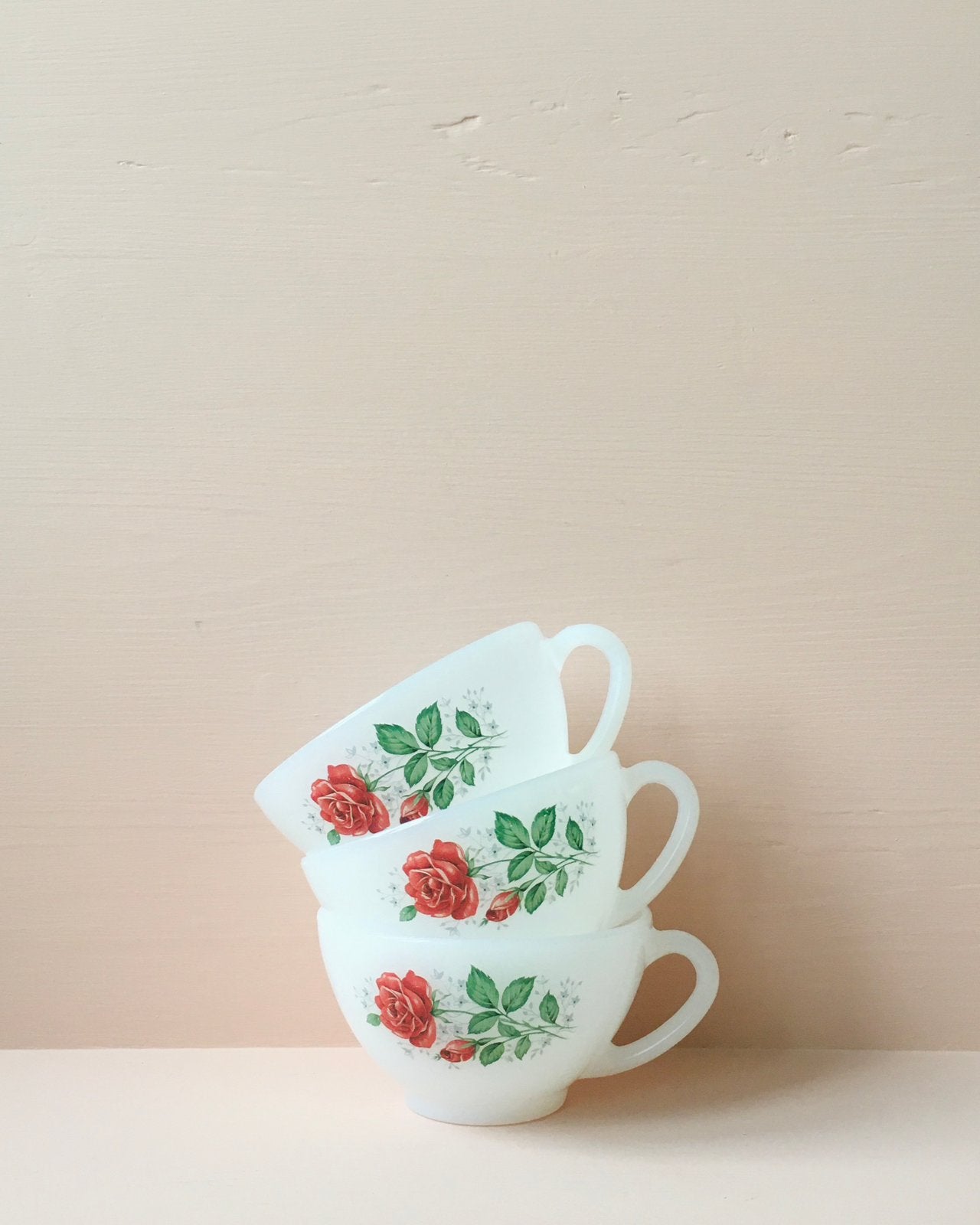 3 Franse vintage koppen van wit melkglas met rozenprint, Antiek en Kunst, Ophalen of Verzenden