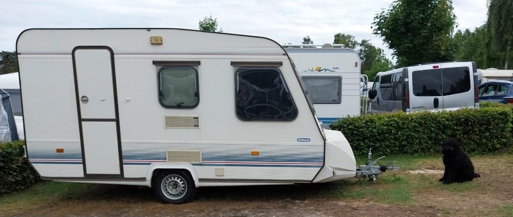 Adria Linea 4 pers. caravan max1000kg met Doréma voortent, Caravans en Kamperen, Rondzit, Vast bed, Reservewiel, Particulier