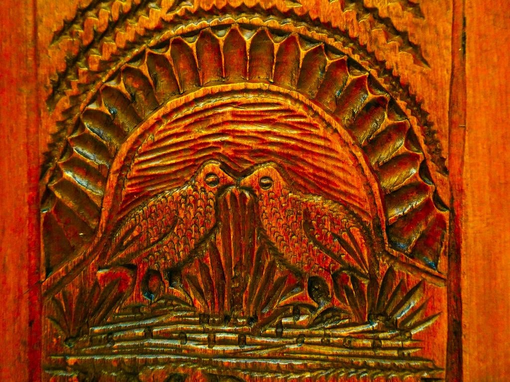 Een antieke kerfsnede mangelplank gedecoreerd met vogels, Antiek en Kunst, Houtsnijwerk, Handgemaakt, Hout, Bruin