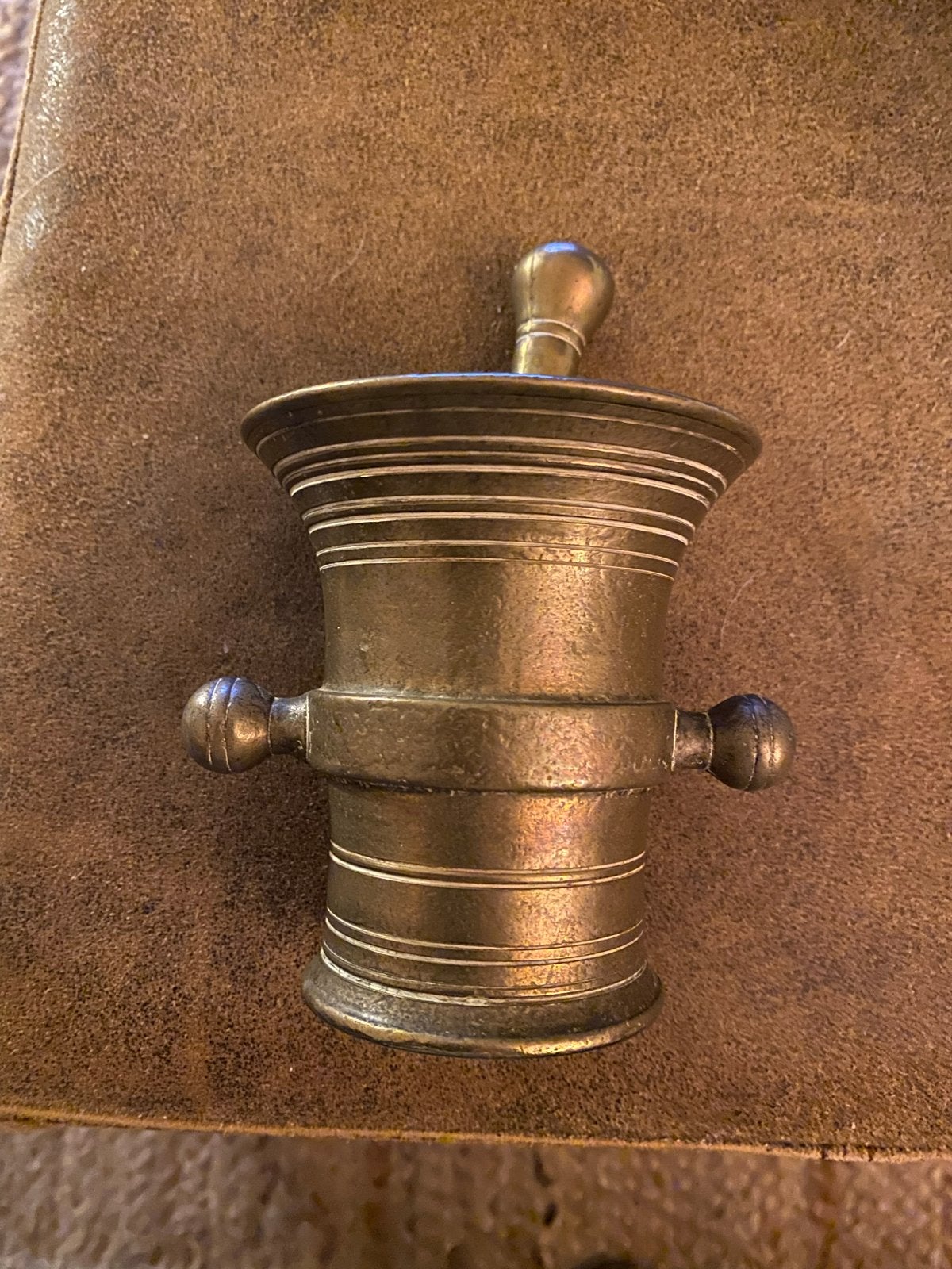 Antieke bronzen vijzel met stamper, doosje, geweer en hagedi, Ophalen of Verzenden, Brons