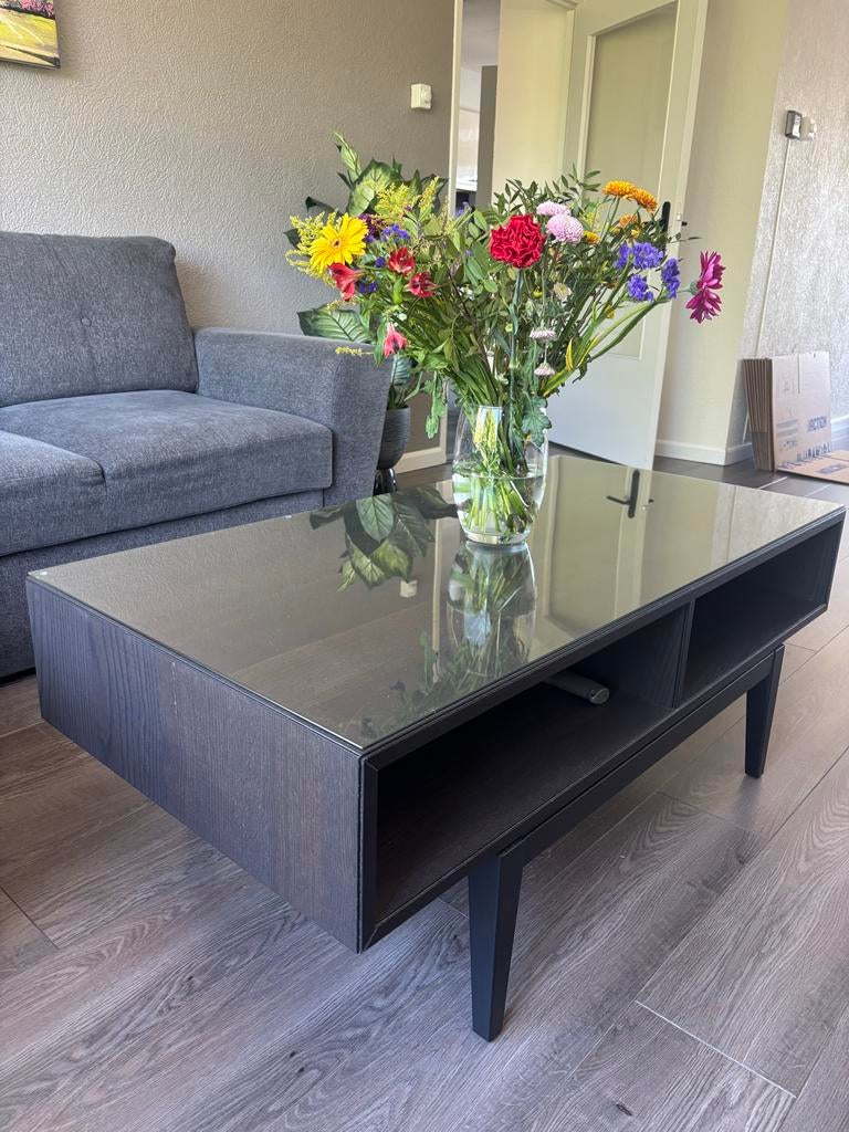 Moderne salontafel met glazen blad en opbergruimte, Huis en Inrichting, Tafels | Salontafels, Ophalen, 100 tot 150 cm, 50 tot 100 cm