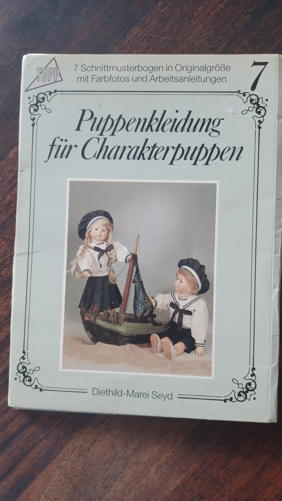 Vintage, poppenkleding voor karakterpoppen, Boeken, Ophalen of Verzenden, Zo goed als nieuw, Poppen maken