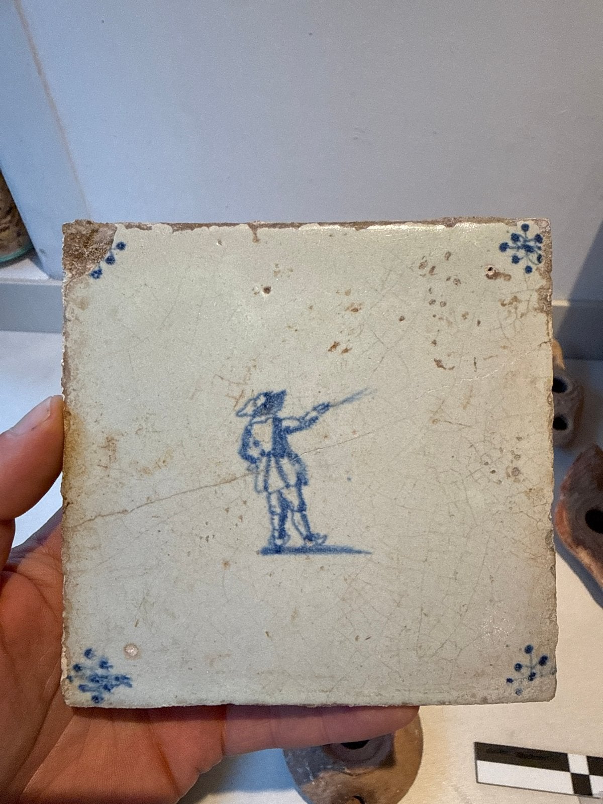 Antieke Hollandse Wandtegel - Staande Man/Soldaat, Antiek en Kunst, Ophalen of Verzenden