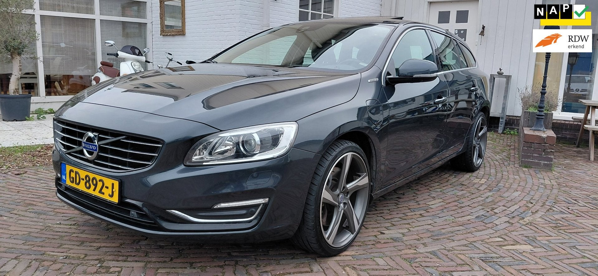 Volvo V60 2.4 D6 AWD Plug-In Hybrid Summum 215 PK In Excelle, Auto's, Automaat, Met garantie (alle), Vierwielaandrijving, Zilver of Grijs