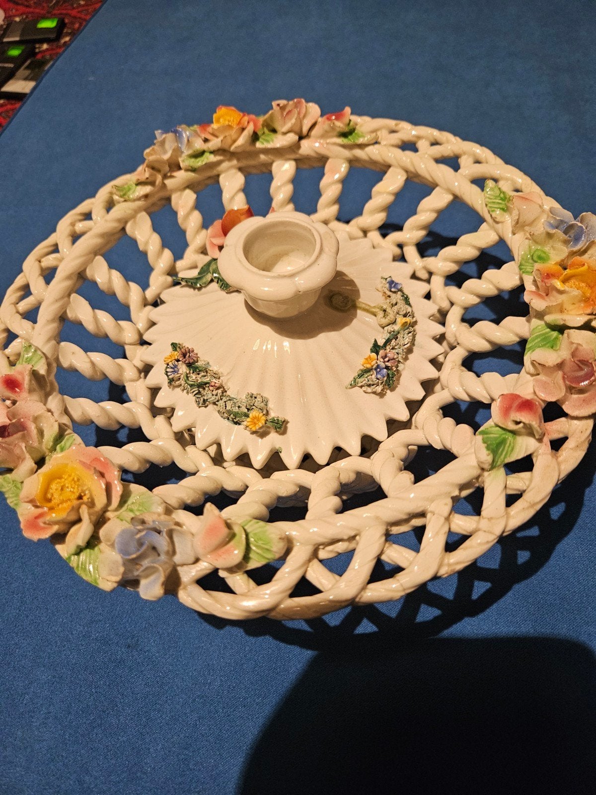 Keramieken mandje met bloemen en kandelaar, Ophalen