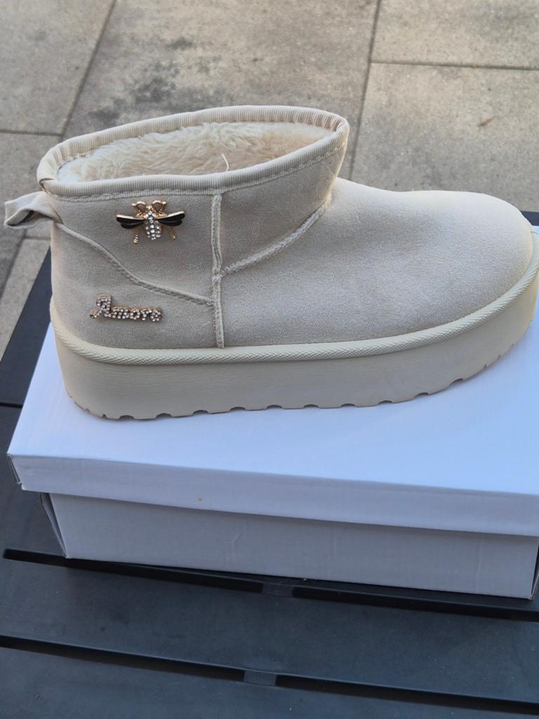 Nieuwe beige 'Uggs' lookalike laarzen, maat 38, € 10,-, Ophalen, Beige, Lage of Enkellaarzen, Nieuw