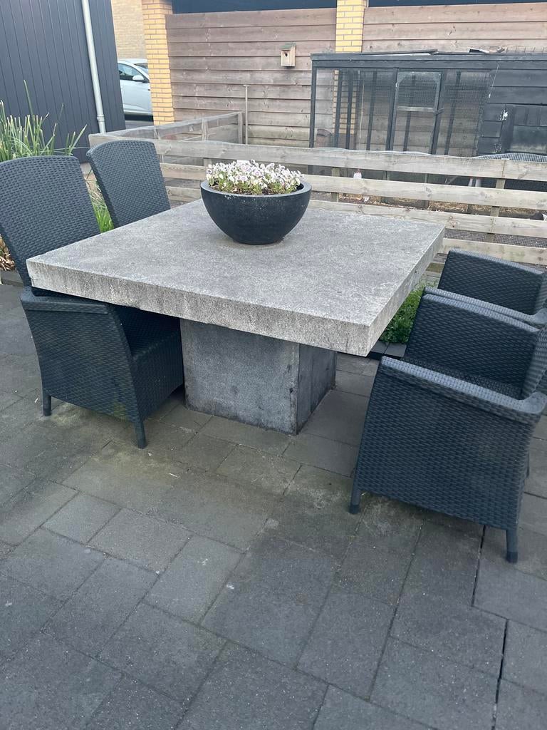 Robuuste tuinset met betonnen tafel en wicker stoelen, Ophalen, Gebruikt, Eettafel, Tuinset