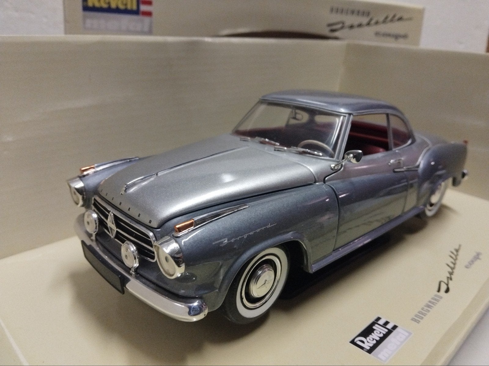 Borgward Isabella Coupe twotone grey Revell metal 1:18 KRD, Ophalen of Verzenden, Zo goed als nieuw, Auto, Revell