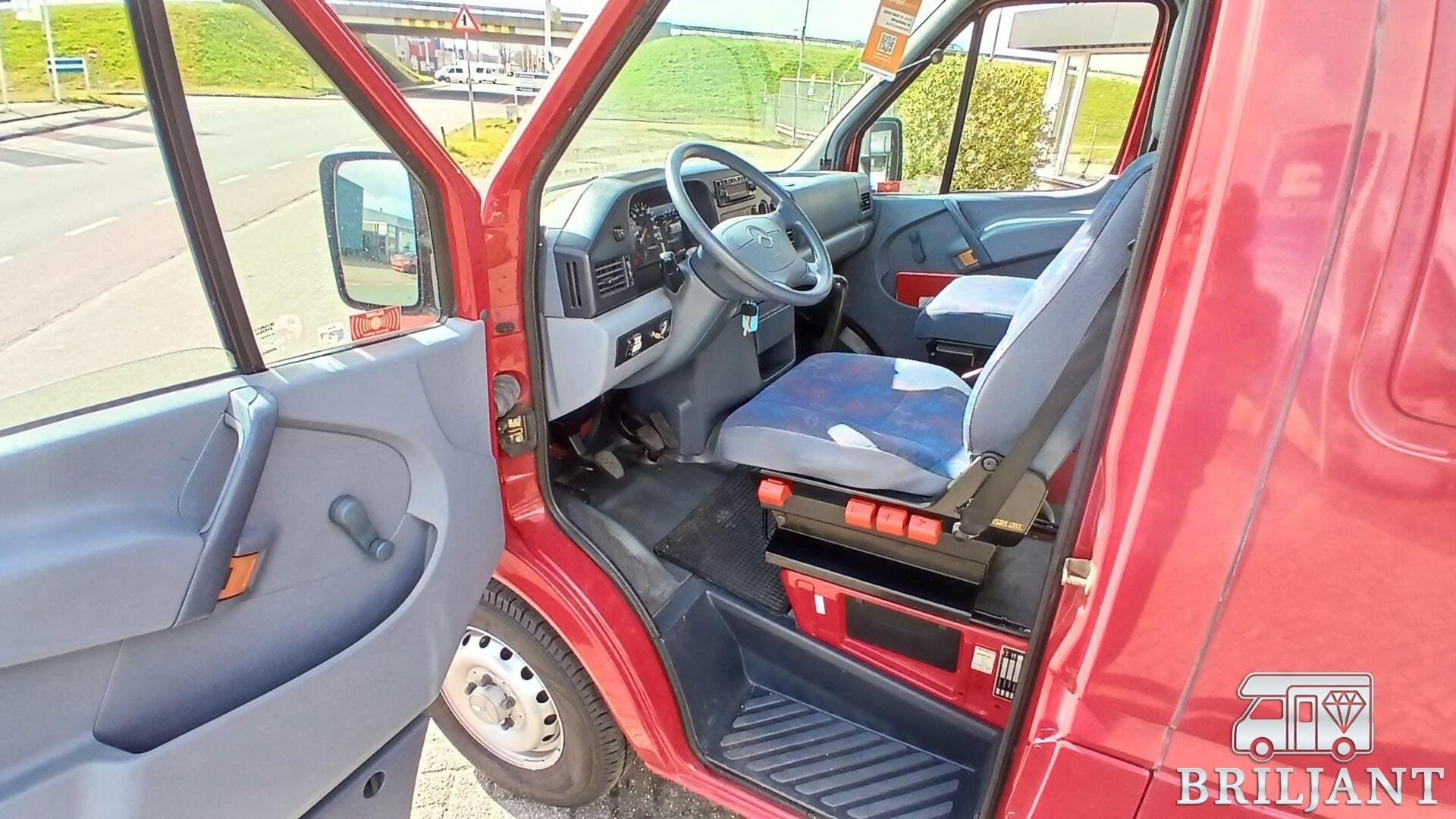 Foto 16 van bavaria mercedes 212D buscamper 1997