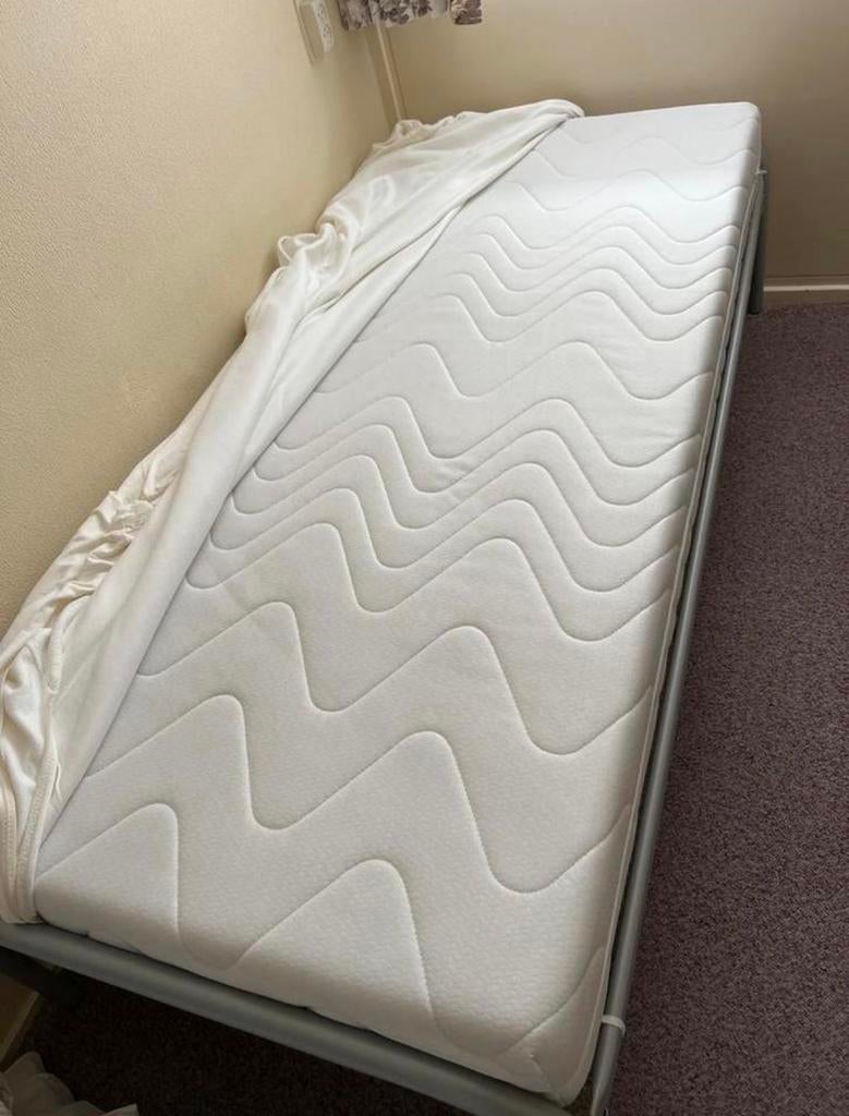 Eenpersoonsbed met matras - Ideaal voor kleine ruimtes, Huis en Inrichting, Slaapkamer | Bedden, Gebruikt, Eenpersoons, 90 cm