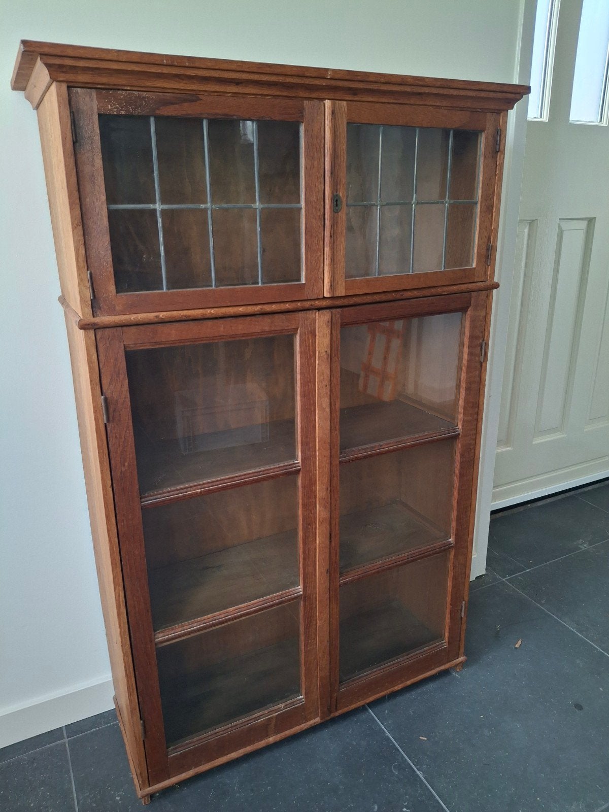 Eiken kastje met glas-in-loodramen, Ophalen