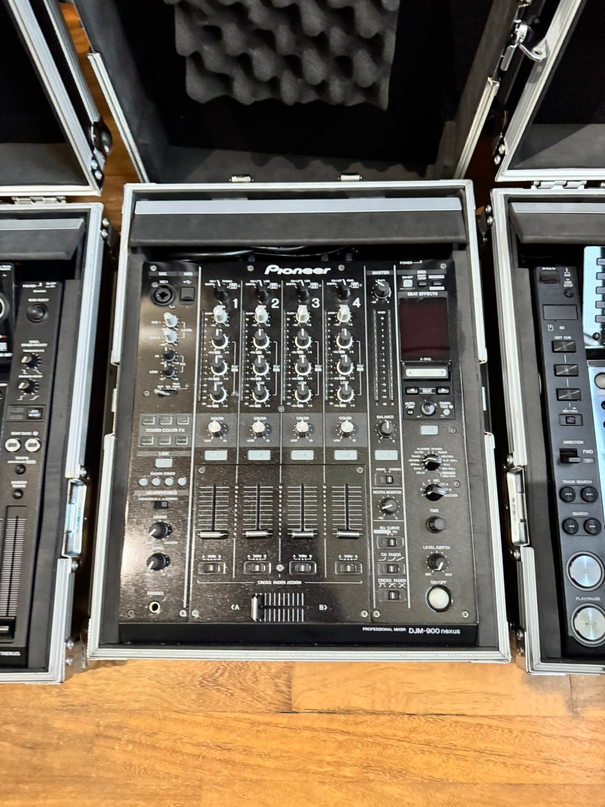 Foto 4 van Pioneer DJM 900 Nexus, 2x CDJ 2000 Nexus + flightcases