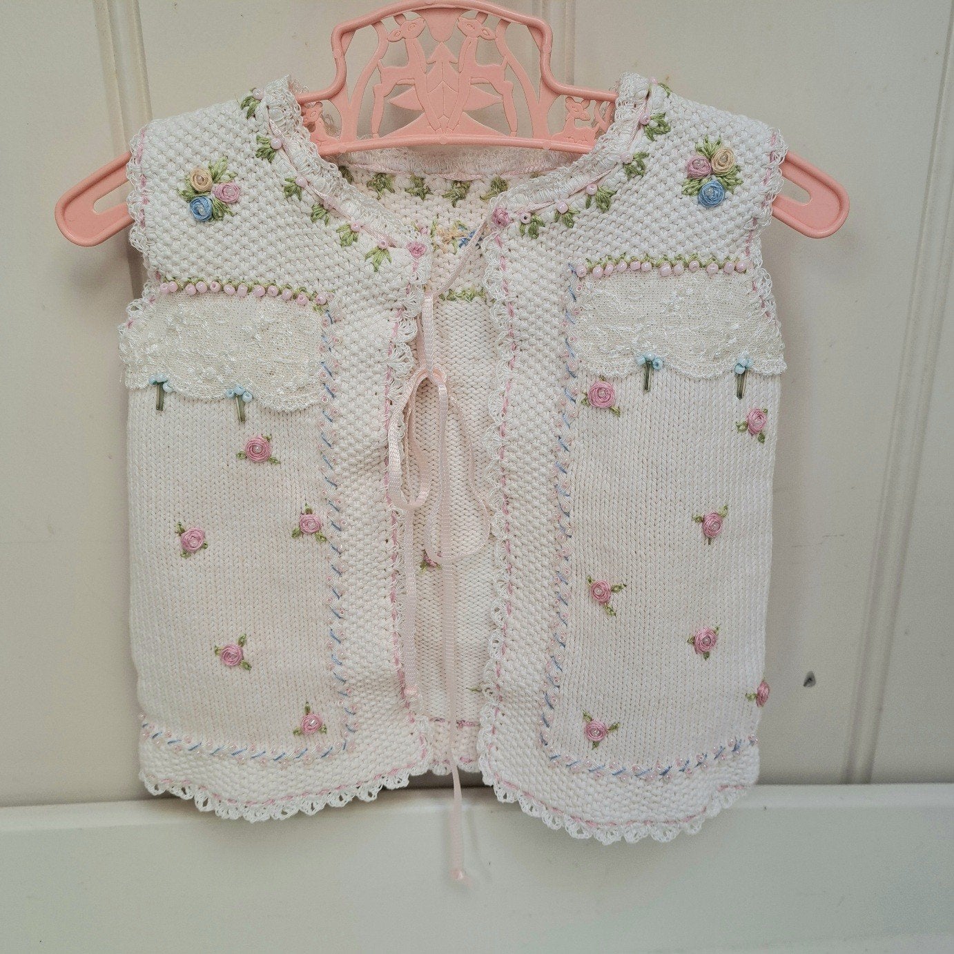 Vintage katoen Baby hemdje bewerkt Borduursel kraaltjes, Ophalen of Verzenden