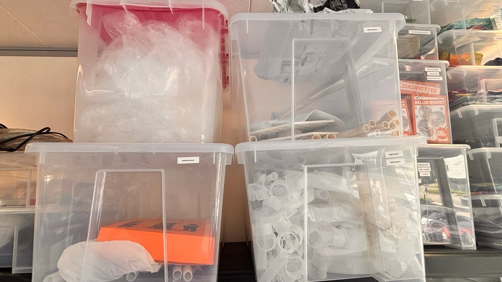 26 bakken met diverse ballonnen en benodigdheden, Hobby en Vrije tijd, Feestartikelen, Ophalen of Verzenden, Nieuw, Versiering