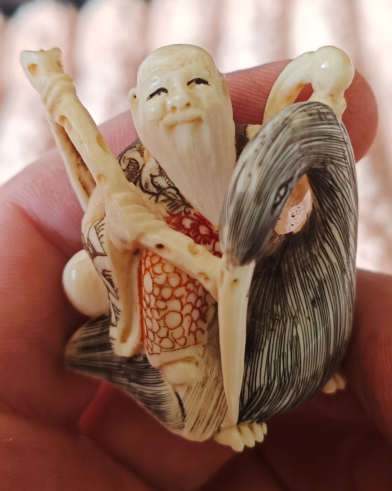 Antiek Japans Netsuke beeldje - Man met kraanvogel, Minder dan 20 cm, Natuurlijk materiaal, Ophalen of Verzenden, Beeld
